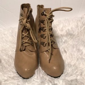 Women’s boots size 8